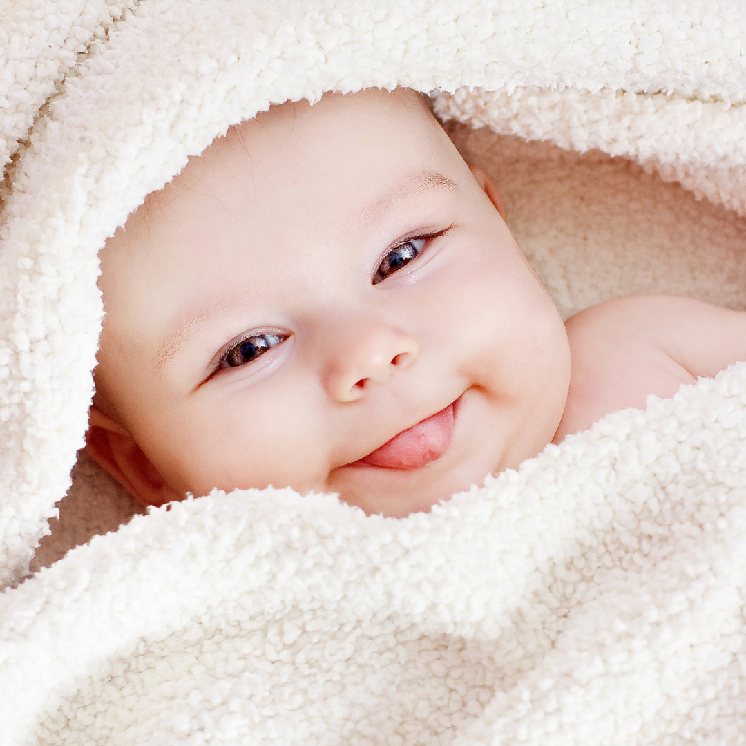 Baby in handdoek